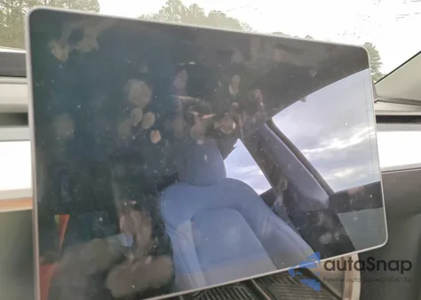 2022 Tesla Model Y z USA, uszkodzony, nr VIN 7SAYGDEE3NF309953